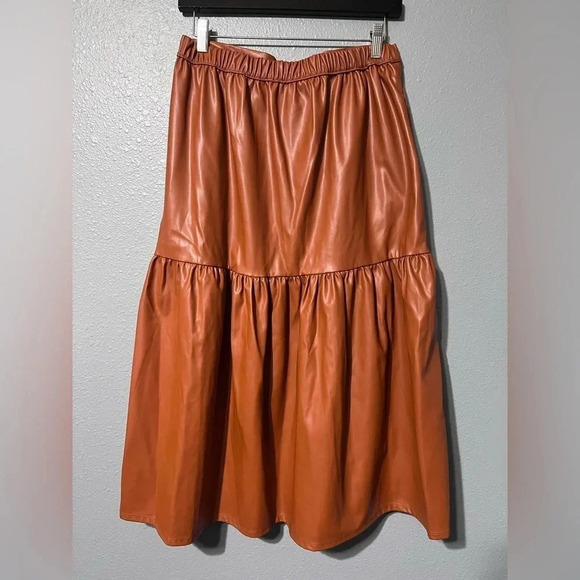 Who What Wear Faux Leather Skirt Sz MED Brown/Tan Chic Wine Tasting Girls Night - Picture 2 of 4